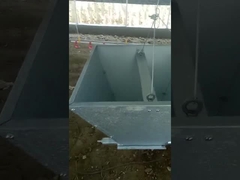 농업용수를 낳아 조류 가금류를 위한 시스템 음주가들 젖꼭지 물 뿌리는 장치를 급수하는 물을 마시는 거위들 오리